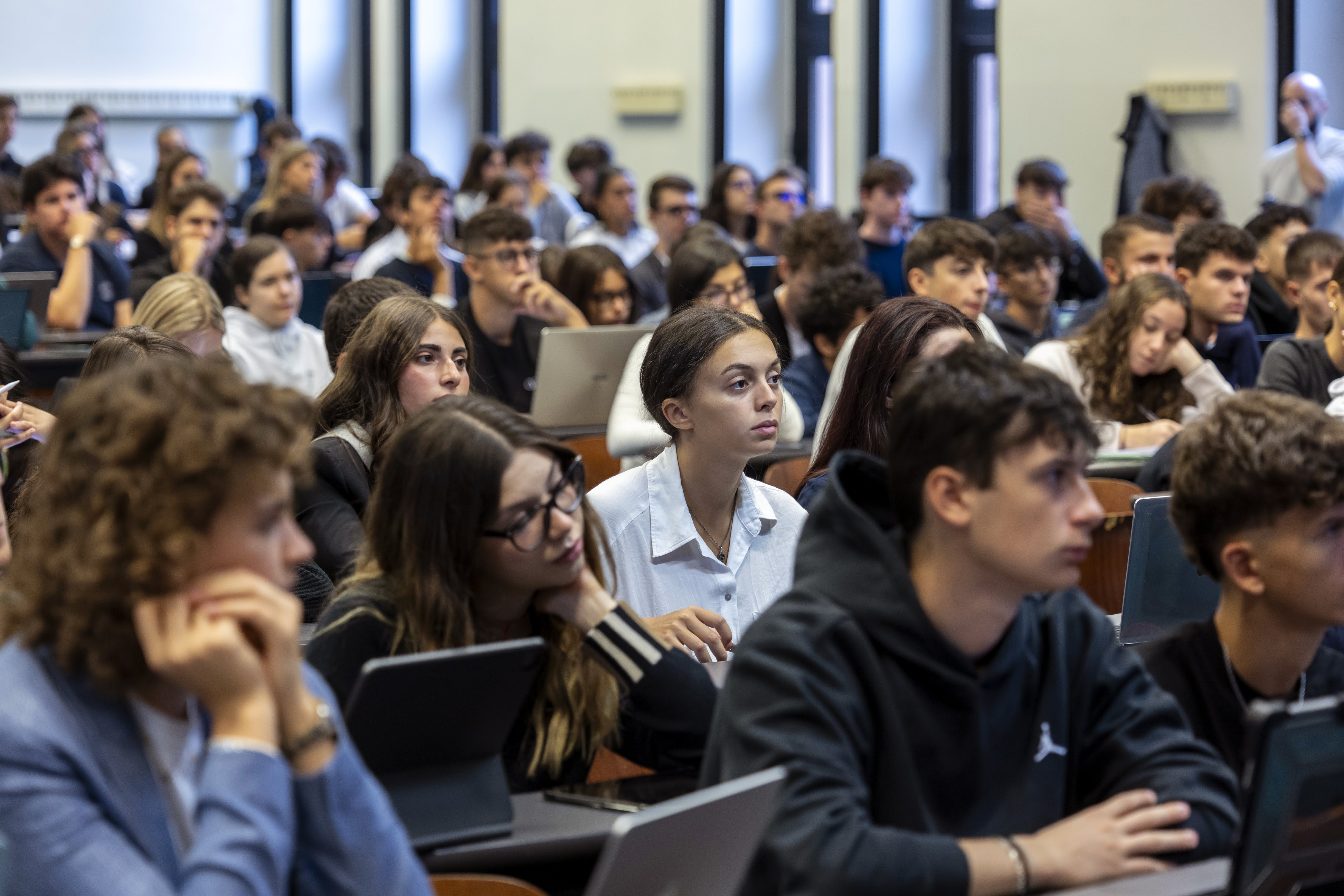 news-Menti Curiose: Fondamenti di Intelligenza Artificiale per Studenti Multidisciplinari-thumbnail